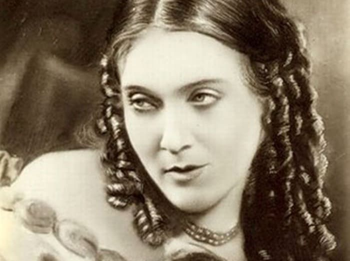 Любовь Орлова в фильме «Петербургская ночь», 1934. Когда она вышла замуж, Александров посоветовал жене перекраситься в блондинку
