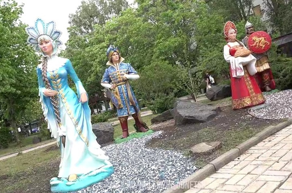    В Донецке открылась новая детская площадка. Фото: МАХ/Кулемзин