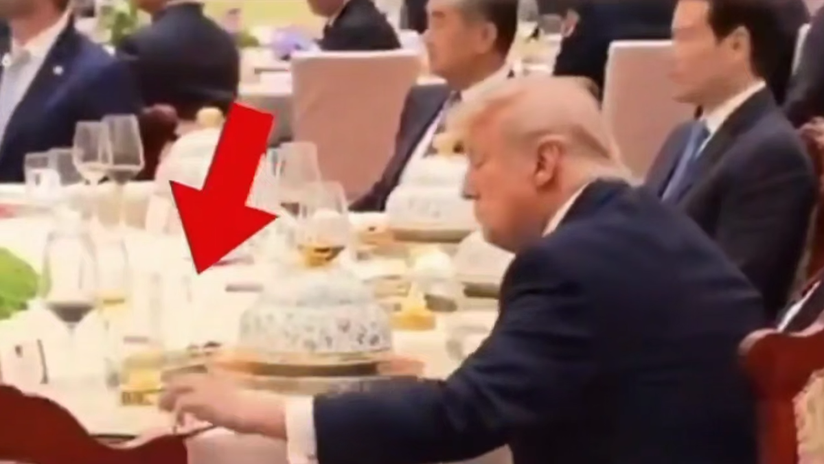 Трамп залез в папку Си Цзиньпина, когда китайский лидер отошёл. Скрин видео.