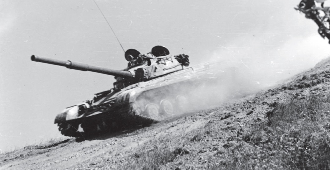 Первые заводские испытания опытного танка Т-64А с ГТСУ
Источник: war-book.ru
