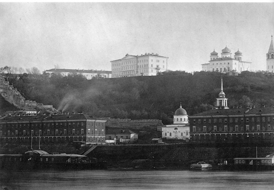 Живоносная церковь, Красные казармы, Дворец губернатора, 1870—1900 гг. Фото: pastvu.com