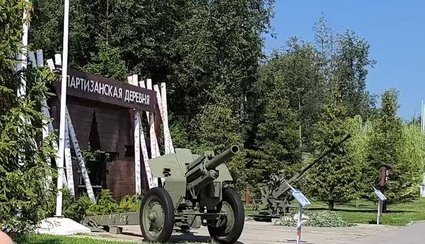 Партизанская деревня находится рядом с отелем "Арми-Экспресс". Фото: Книга Приключений