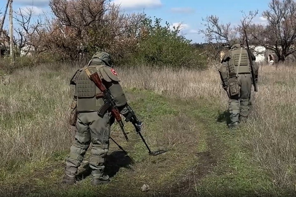    Инженерные войска ВС РФ продолжают разминирование населенных пунктов в ДНР. Фото: Минобороны России