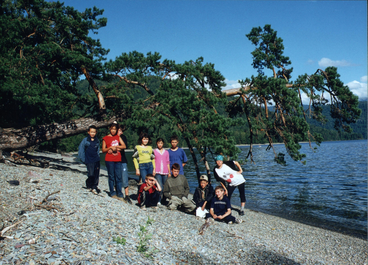 2001 год. Июль.  Воспитанники Республиканского приюта у Сосны Поклонной. Фотография Евгения Веселовского.