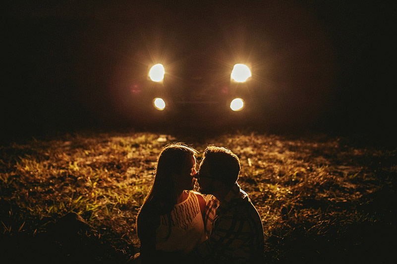 Парная фотосессия в свете фар — необычное решение, но почему бы и нет? / Фото: unsplash.com