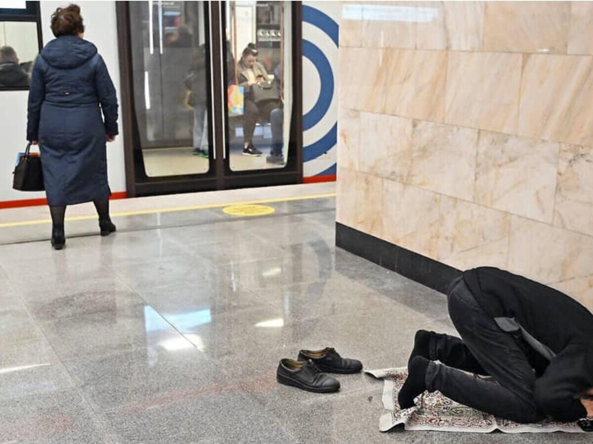    Намаз в метро | © Фото : Соцсети