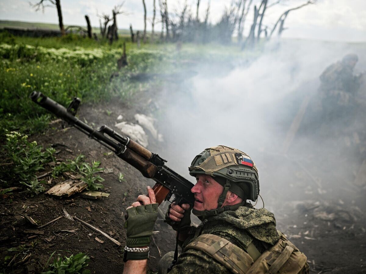    Российский военнослужащий в зоне проведения СВО | © РИА Новости / Сергей Бобылев