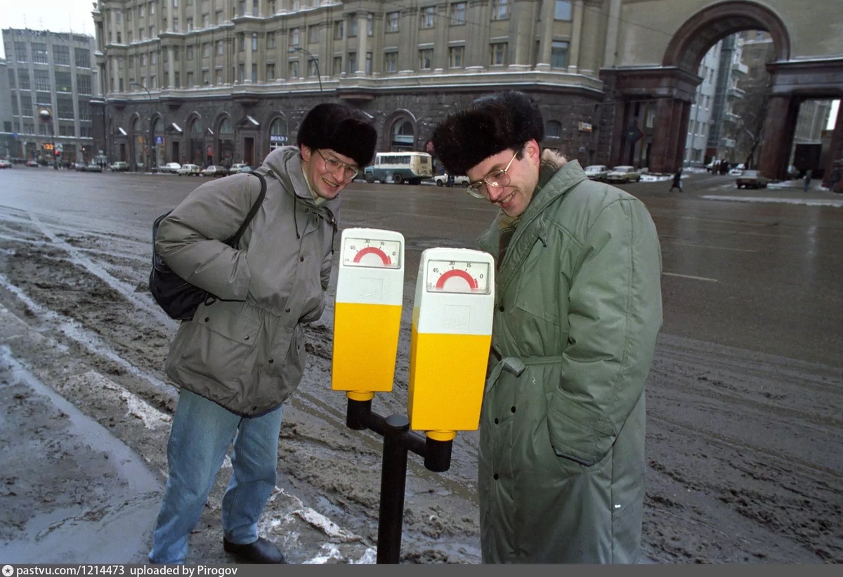 Первые автоматы для оплаты парковки в декабре 1994 года на Тверской улице. Автор фото: О. Ласточкин. С сайта www.pastvu.com.