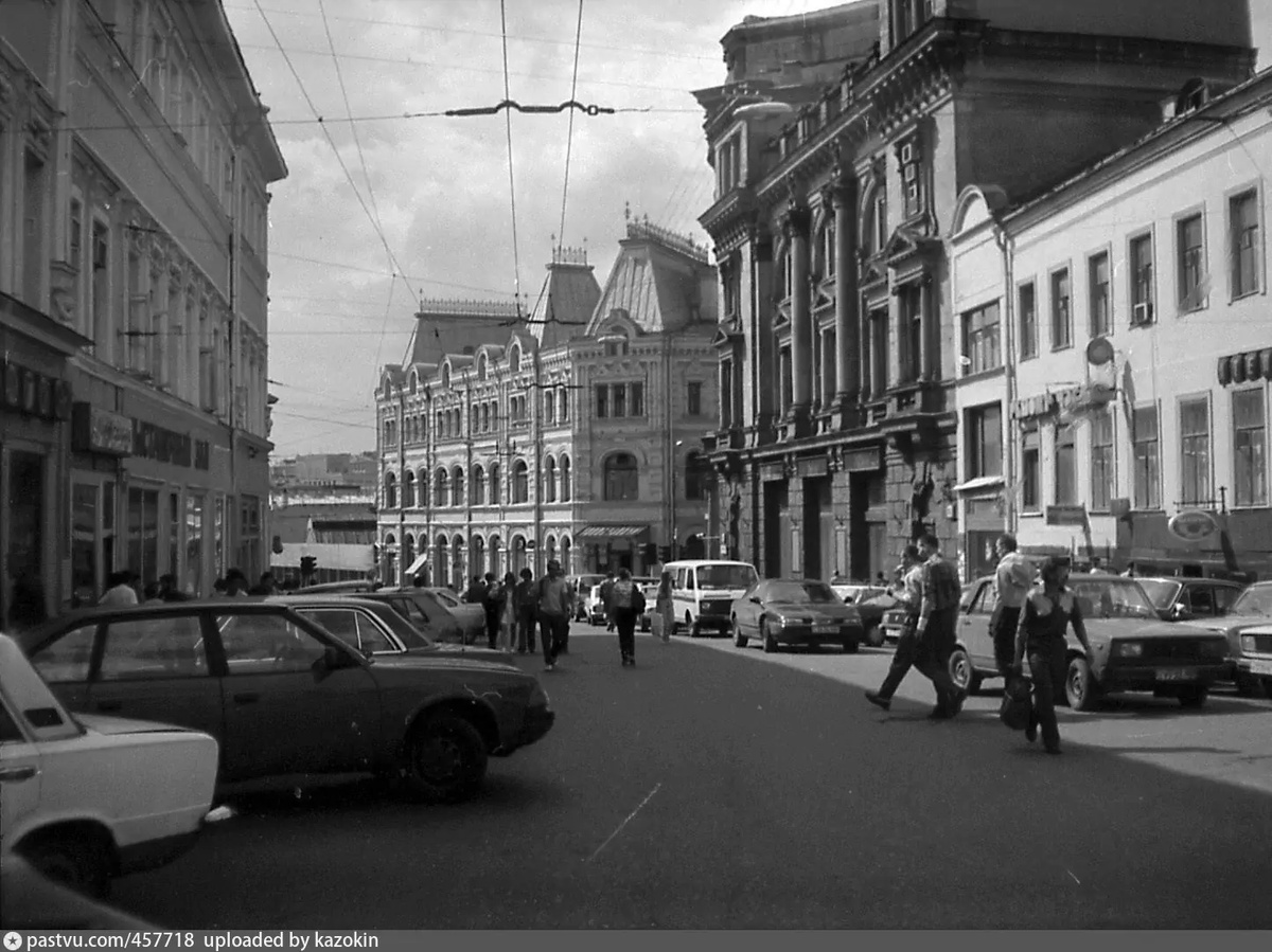 Ситуация с парковкой на улице Кузнецкий мост в 1993 году. Вид в сторону пересечения с улицей Рождественка. С сайта www.pastvu.com.