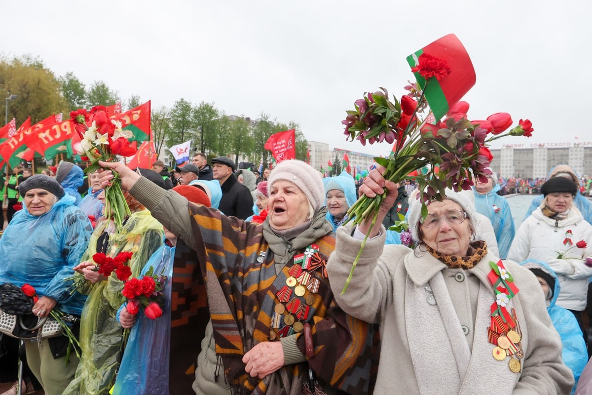 С самого утра тысячи минчан и гостей столицы с алыми гвоздиками приходили к обелиску Победы. Фото: БелТА