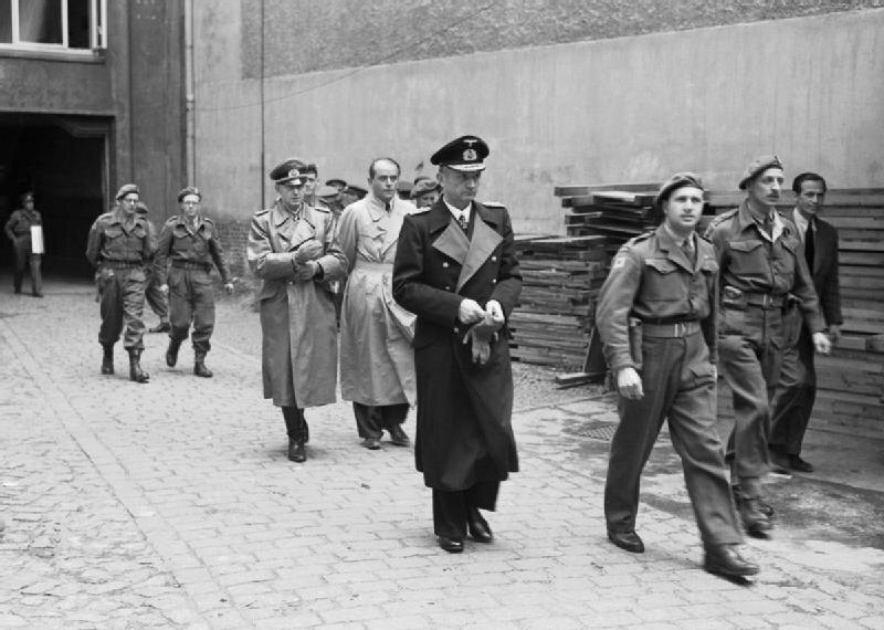 Арест Фленсбургского правительства британцами. Шпеер и Йодль (на заднем плане), Дёниц (на переднем плане).