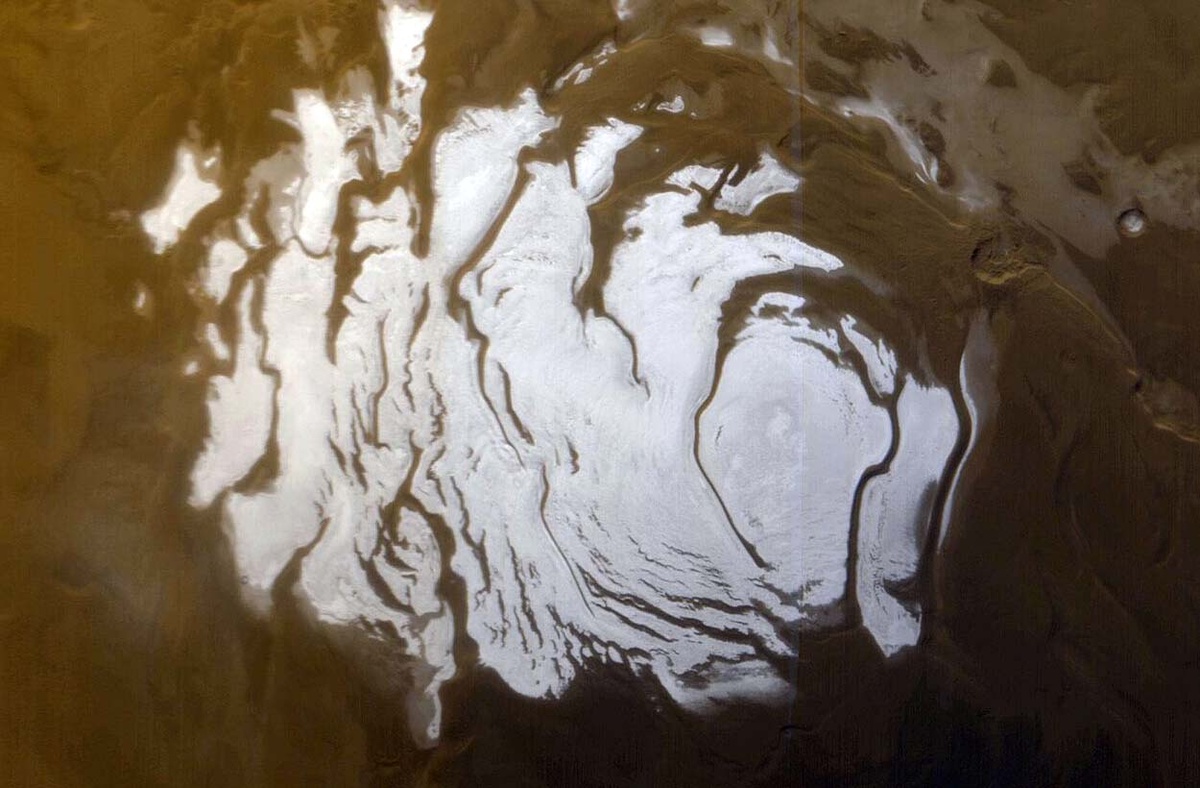 Южная полярная шапка Марса на снимке орбитального аппарата NASA Mars Global Surveyor. Изображение получено камерой Mars Orbiter Camera 17 апреля 2000 года / © NASA/JPL/MSSS