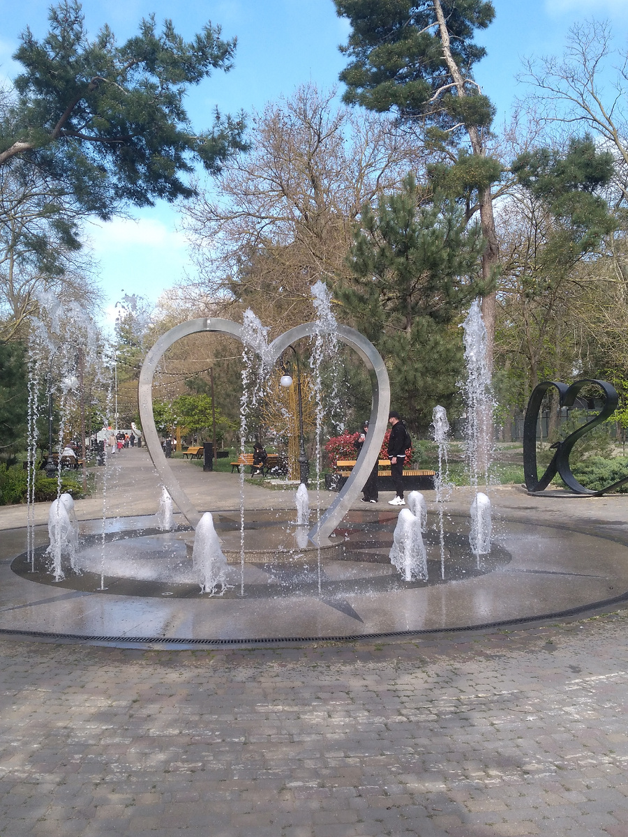 Фонтан Сердце Влюбленных в сквере имени И.В. Гудовича в  Анапе.