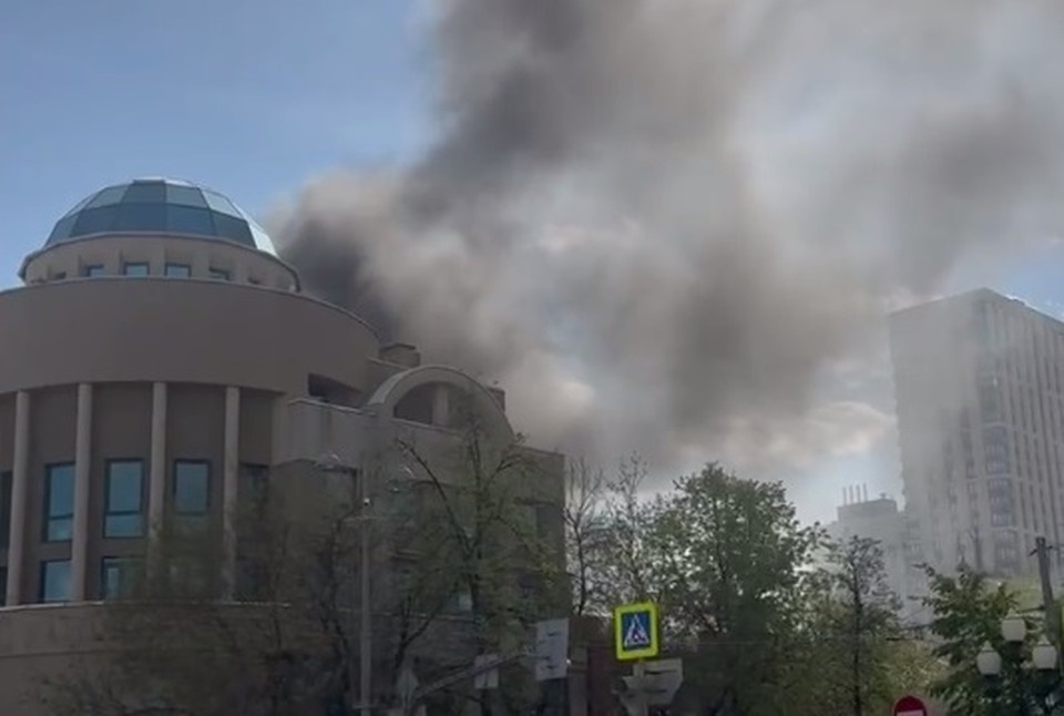    Столб дыма заметили в центре. Фото: Скриншот видео