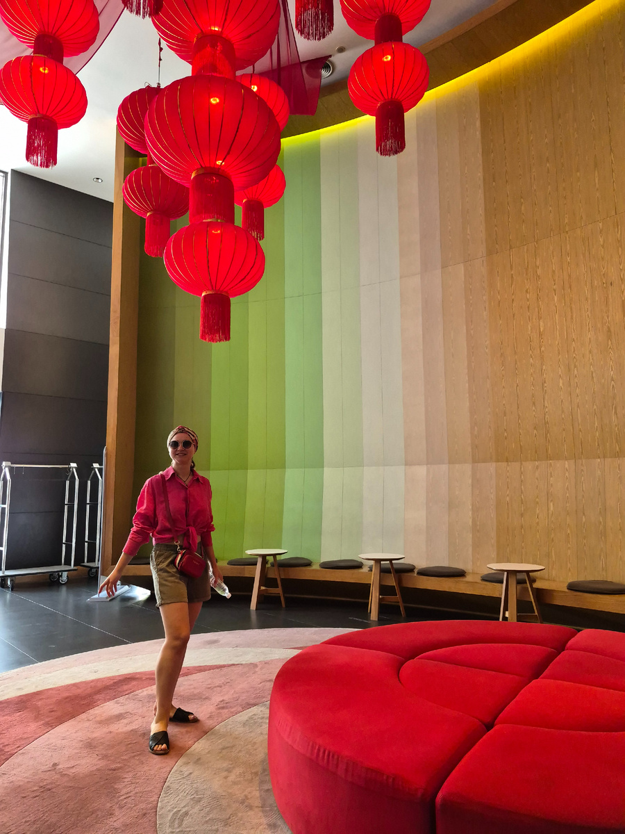 В лобби Mu Hotel