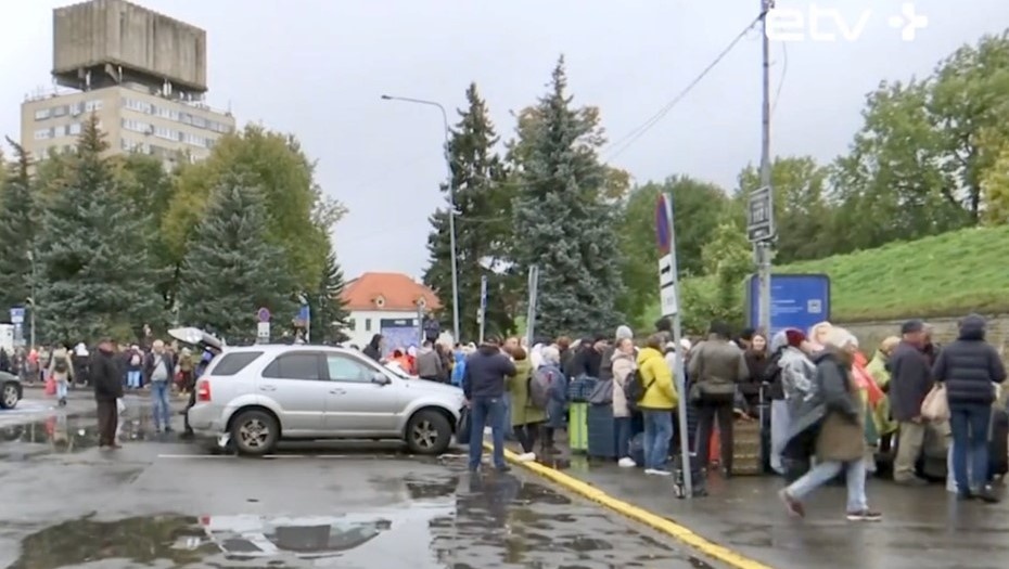    Очередь к границе с Россией. Нарва, Эстония. Снимок с видео. Автор фото: ETV+