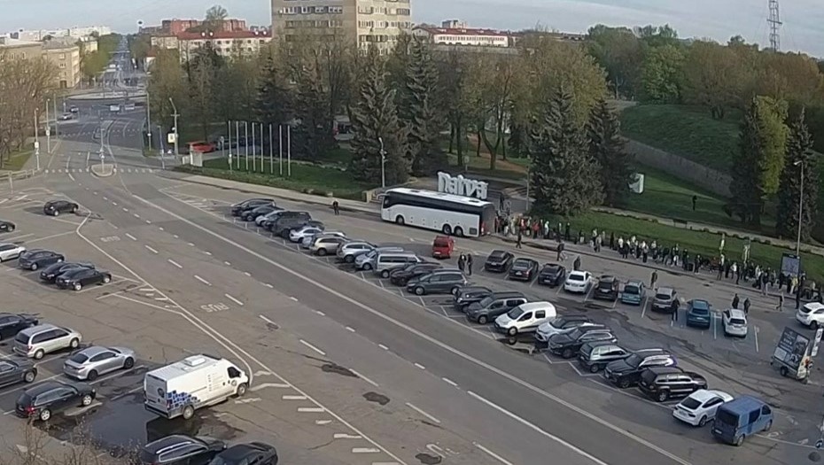    Петровская площадь Нарвы, 15 мая 2026 года, 6:45. Скриншот трансляции с веб-камеры. Автор фото: balticlivecam.com