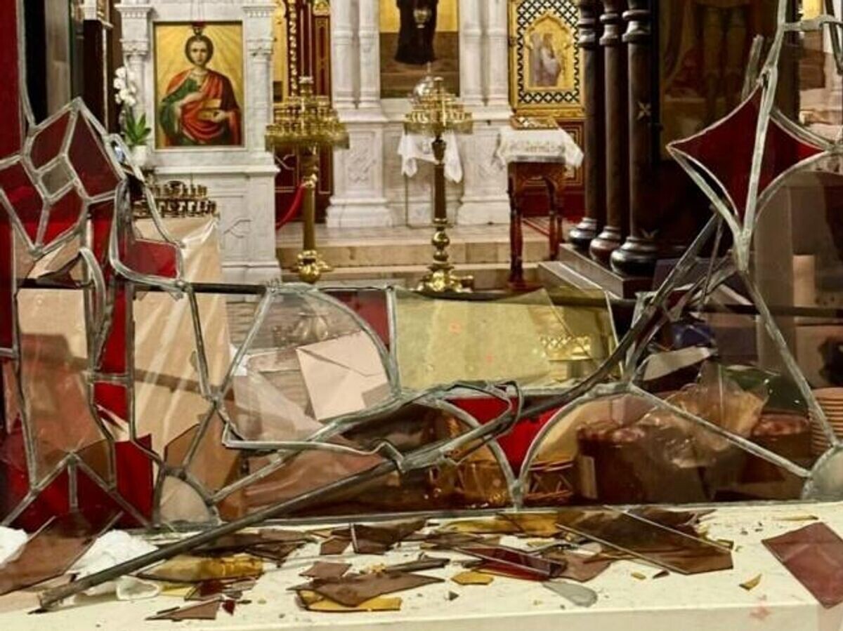    Неизвестный мужчина разбил витраж в русской православной церкви в Женеве | © Фото : Генеральное консульство России в Женеве/ВКонтакте