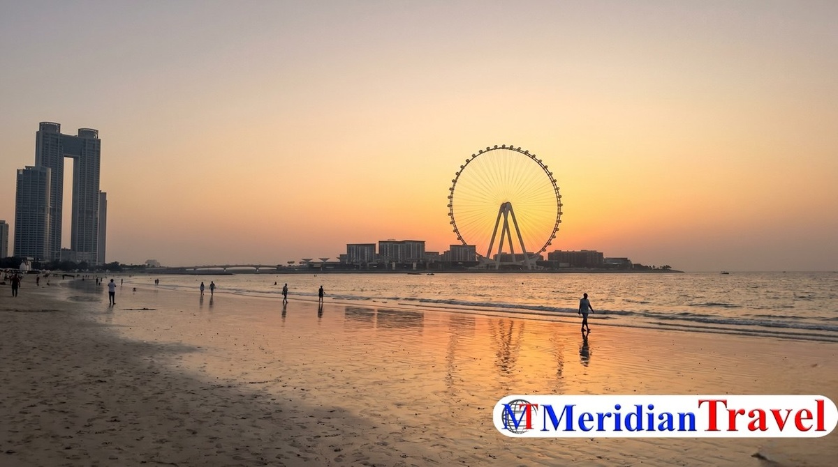 Закат в JBR: панорама с видом на Ain Dubai и Address Beach Resort в мягких лучах уходящего солнца.