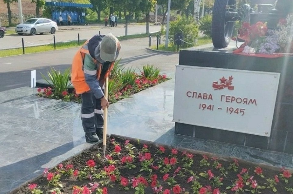    Работы по благоустройству ведутся на Комсомольском бульваре, а также на площадях Ленина и Машиностроителей. Фото: Администрация Мариуполя