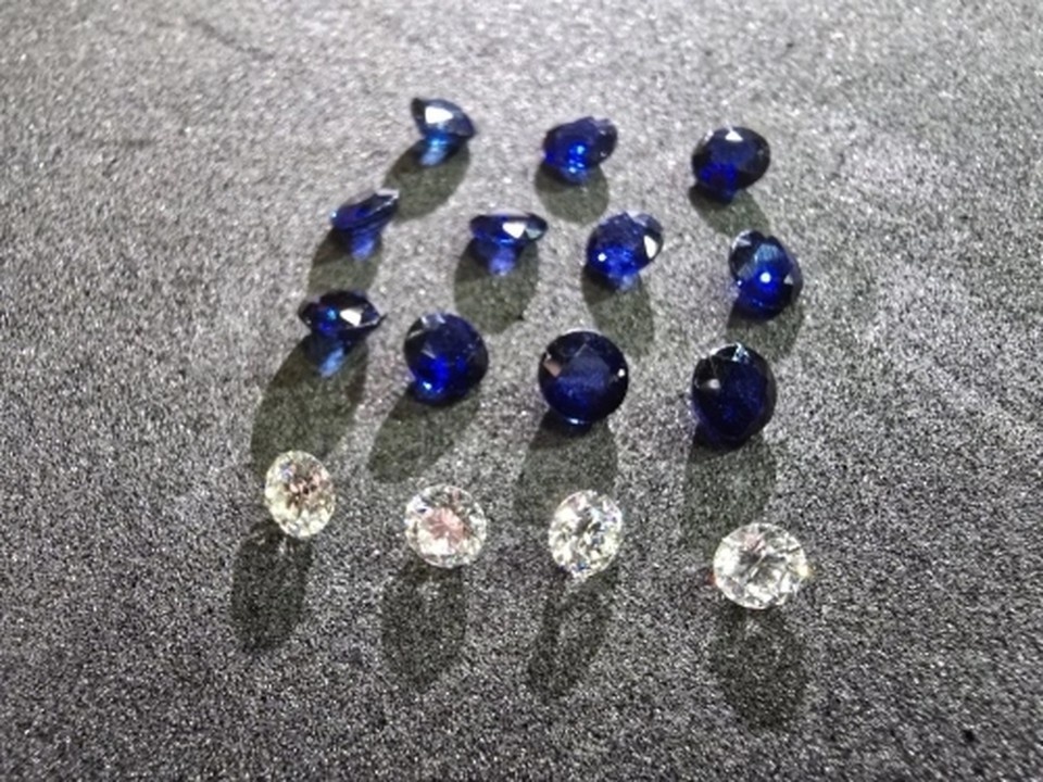    Всего изъято 15 камней – четыре бриллианта и одиннадцать сапфиров. Фото: ФТС