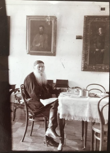 Владимир Чертков. Лев Толстой сидит за накрытым столом, 1907 год, Государственный музей-заповедник Льва Николаевича Толстого, Москва © Public domain