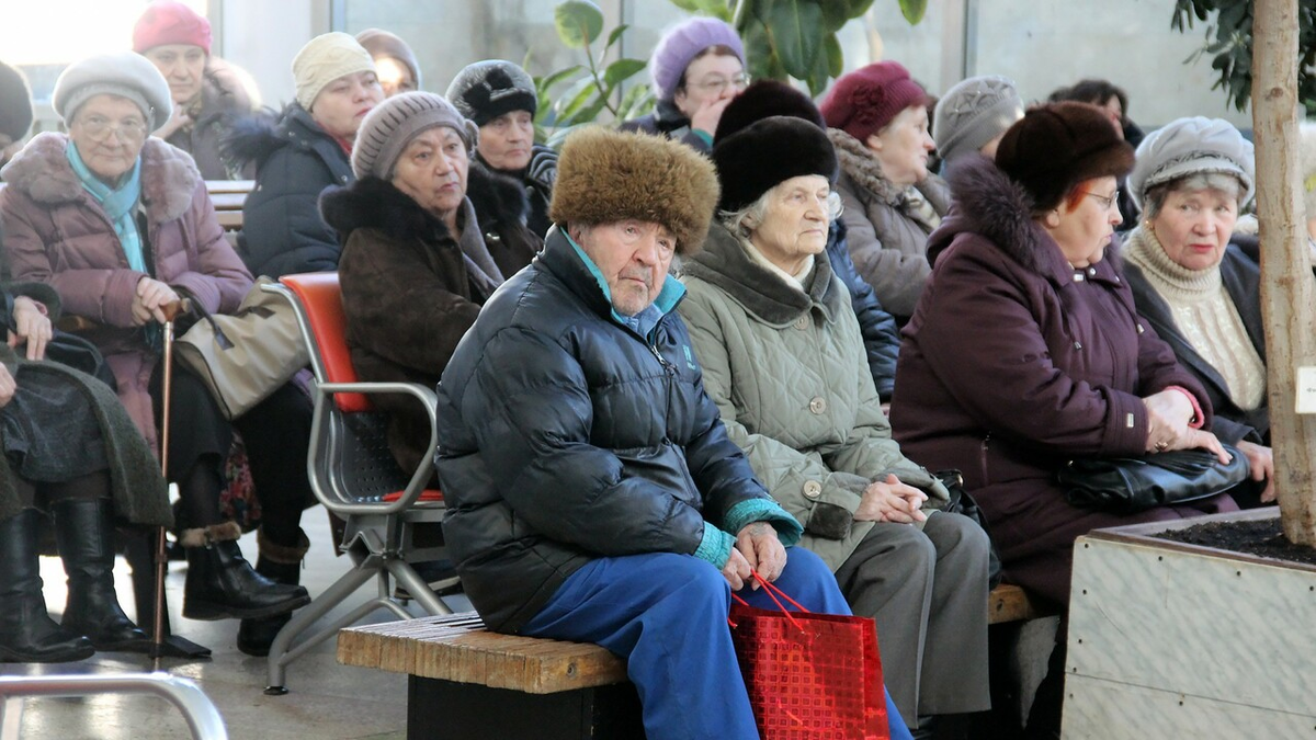Эти старики - в основном женщины - дожили до пенсии. Особой радости от этого на лицах не заметно. Из открытых источников.