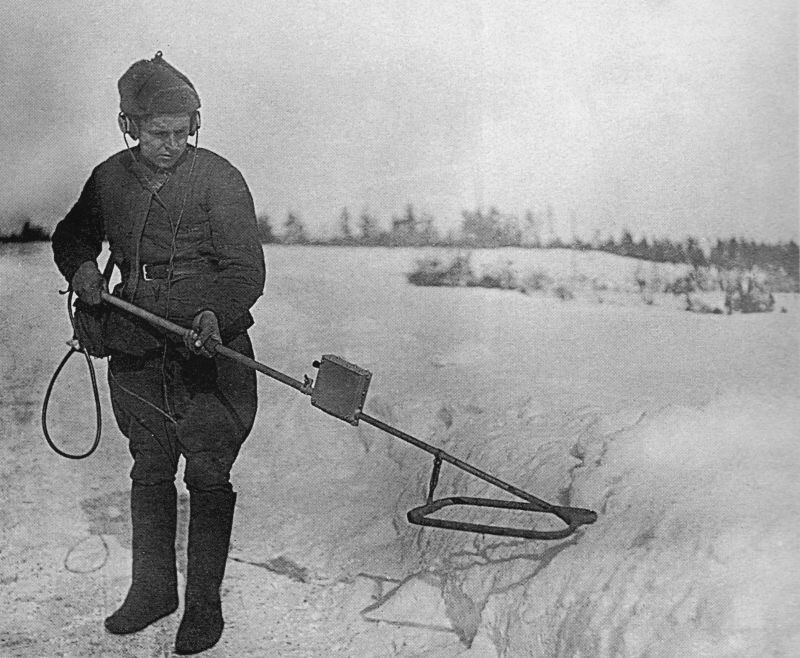Боец РККА с миноискателем ИМВЭТА-21 за разминированием дороги на Карельском перешейке.