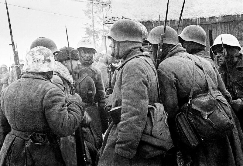 Батальонный комиссар И.П. Ракитин ставит задачу бойцам на Карельском перешейке.