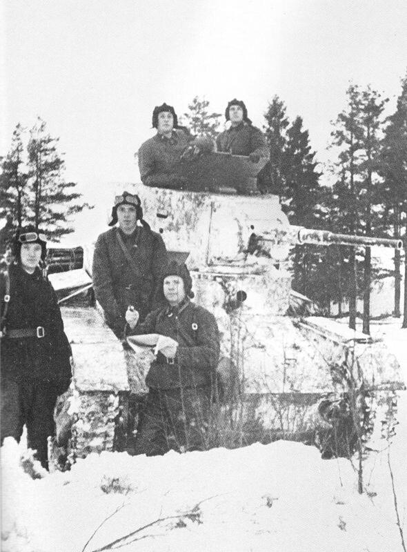 Экипаж танка Т-26 уточняет боевую задачу на Карельском перешейке, февраль 1940-го. 