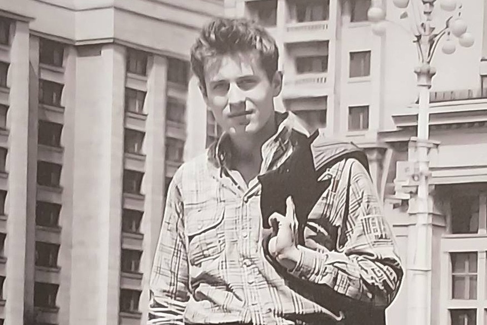    1962 год. 16-летний Жириновский стоит в Москве на Моховой улице, где он будет учиться в Институте восточных языков при МГУ. За его спиной гостиница «Москва» (в ней откроется самый первый штаб ЛДПР) и здание Госплана - ныне Государственная дума. Пересъемка: Екатерина БАРАНОВА