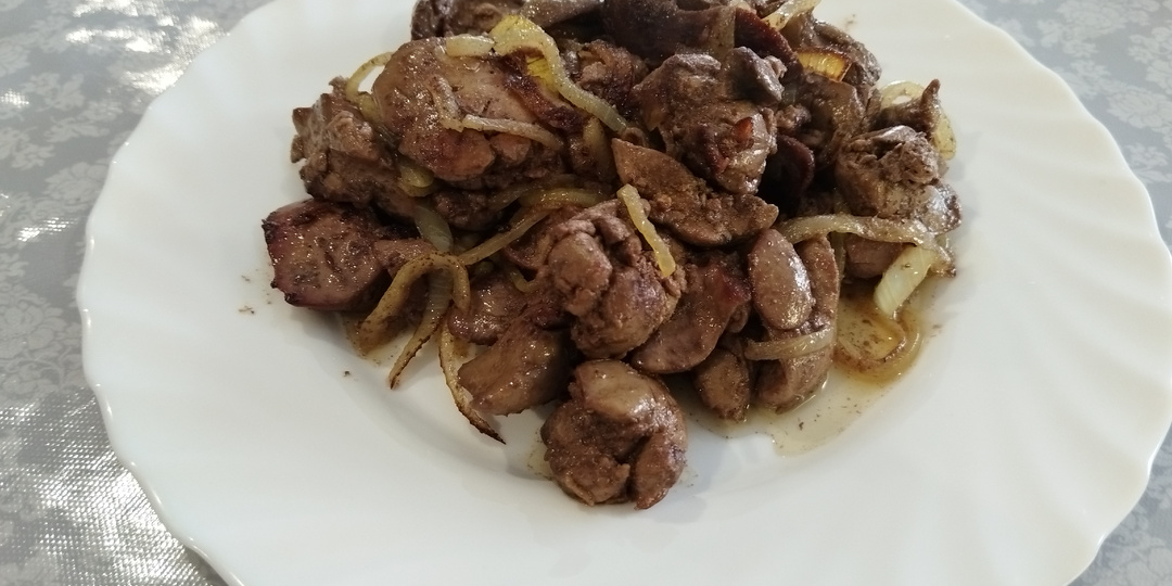 Куриная печень, обжаренная с луком на сковороде.