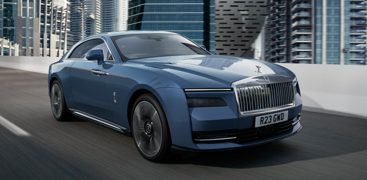 Rolls-Royce Spectre — первый полностью электрический автомобиль в истории Rolls-Royce.
Модель сочетает фирменную роскошь бренда, абсолютную тишину и современные электрические технологии.