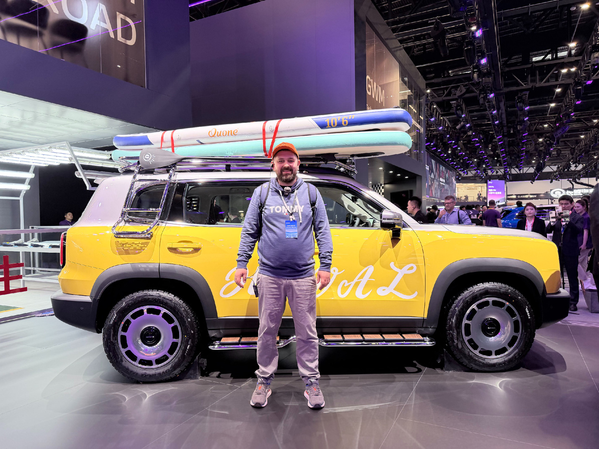 Евгений Соловьев в Пекине, сзади рестайлинг Haval Dargo 2026