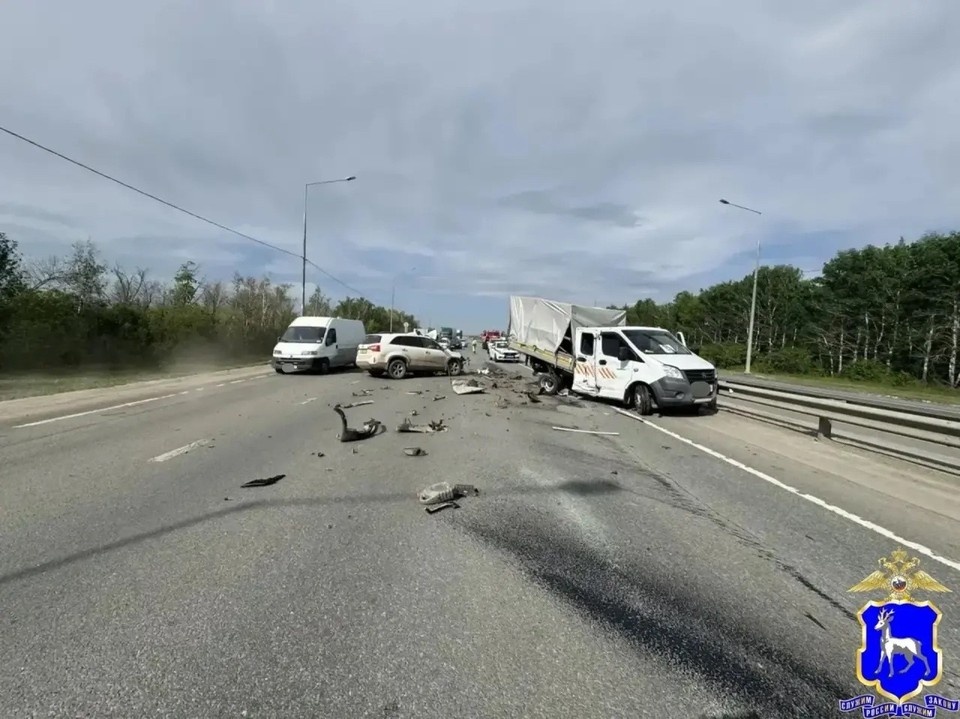   Водитель кроссовера допустил наезд на стоящий автомобиль Фото: ГУ МВД по Самарской области