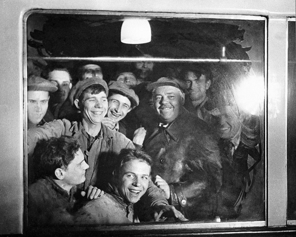    15 мая 1935 года в Москве открылась первая линия метро. Она шла от станции «Сокольники» до «Парка культуры» с ответвлением на «Смоленскую». На тот момент московская подземка включала в себя 13 станций, имела 12 составов и 11 км путей. Фото: РИА Новости