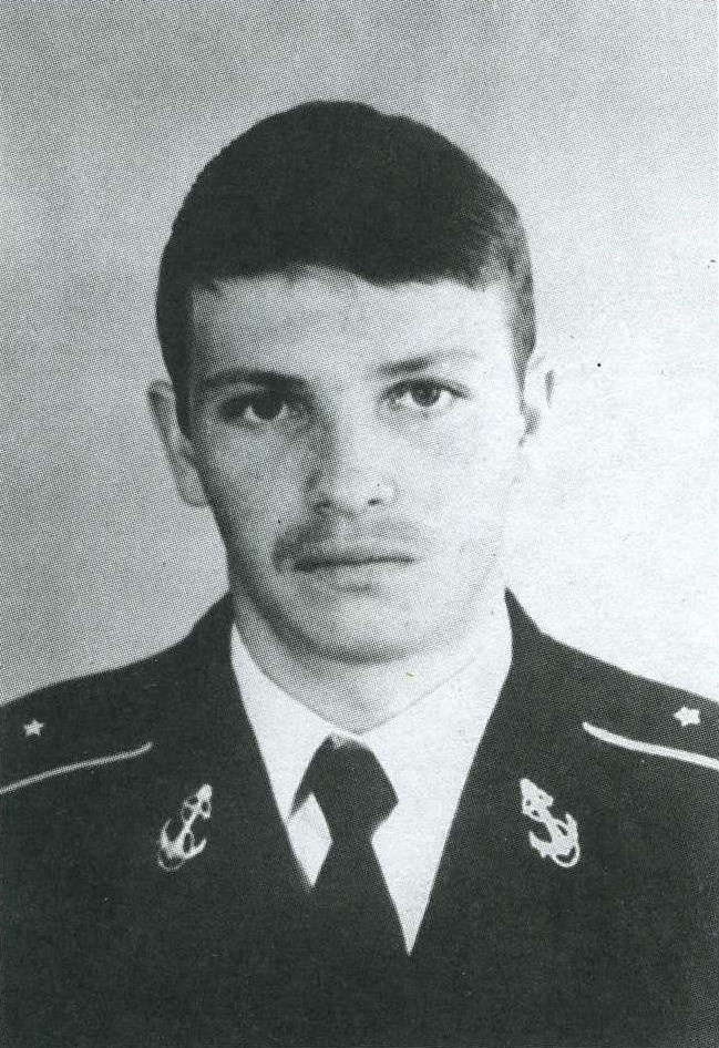 Скан из личной коллекции автора. / Техник группы дистанционного управления мичман Колотилин Владимир Васильевич. Родился в селе Прилепы Хомутовского района Курской области.  22.01.1964 - 07.04.1989. Взят морем.