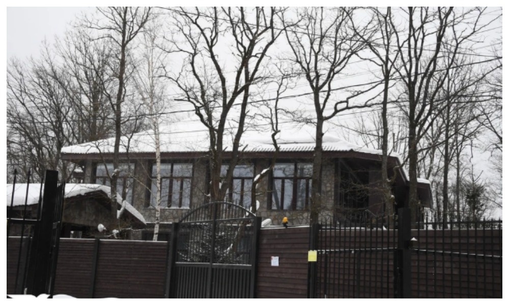 Роскошная усадьба в русском стиле с огромной площадью, прудом и вековыми соснами, которую старшие дети назвали "руинами"