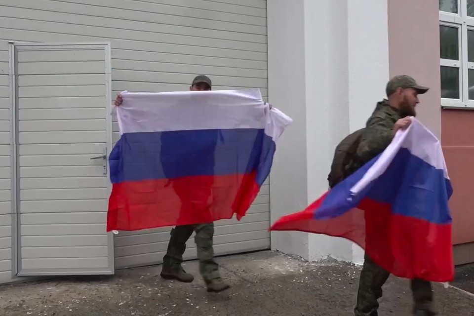    Среди освобожденных россиян — четверо бойцов из Оренбургской области. Фото: скриншот видео Минобороны