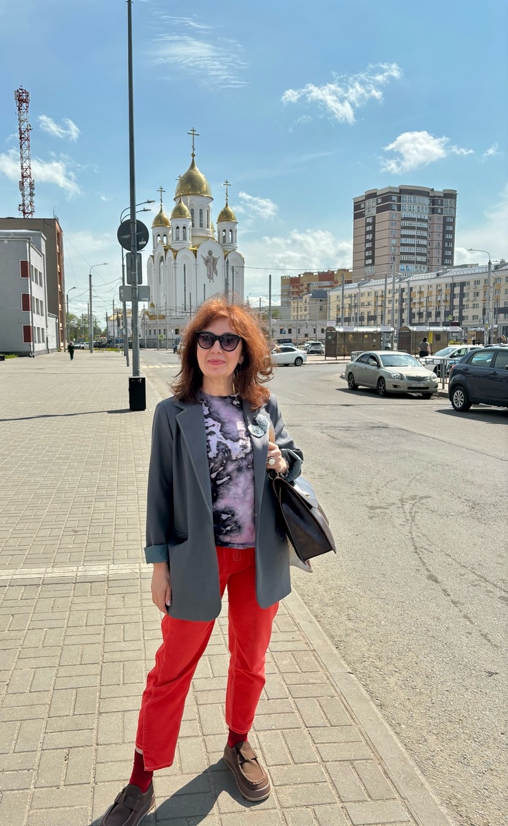 На Привокзальной площади. Вознесенский собор за спиной. 