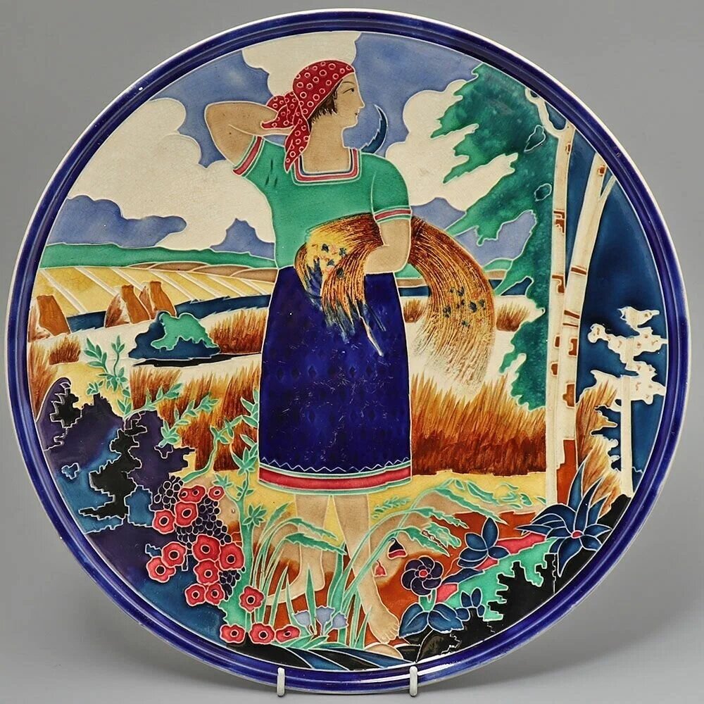 1. Блюдо "Жница". СССР, Конаковский фаянсовый завод имени М.И. Калинина (Конаково), автор С.Б. Прессман. 1931-1933. Фаянс, рельеф, глазури цветные. Из открытых источников.
