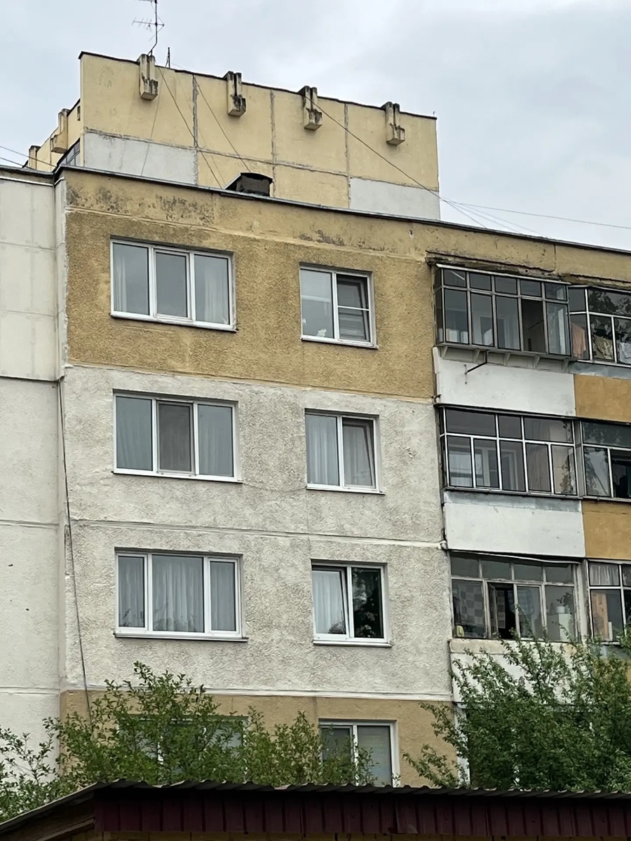 Видите Лизоньку? Два окна и лоджия Ксюши на последнем этаже - наши. Моя спальня на другую сторону. 