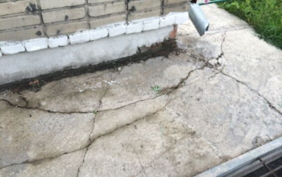 Новая бетонная отмостка, уже в трещинах