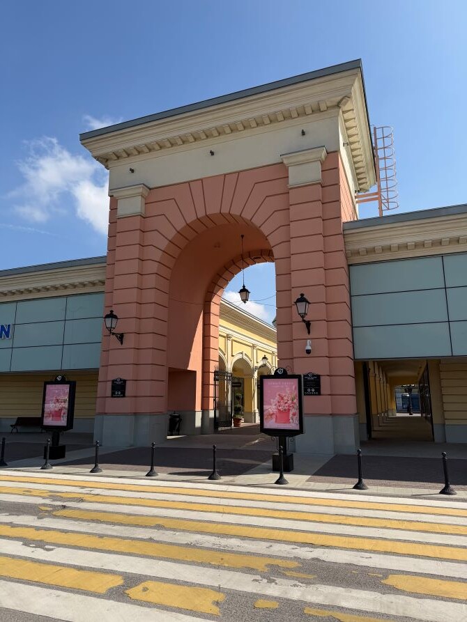 Вход в Outlet Village Пулково, Санкт-Петербург
