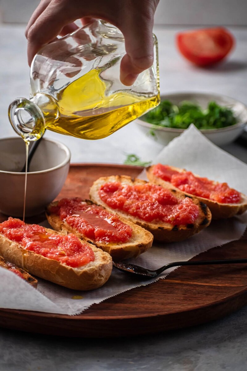 Pan con tomate - хлеб, натертый томатом, с оливковым маслом - традиционная испанская закуска, особенно популярная в Каталонии. Ей могут перекусить и даже позавтракать. 