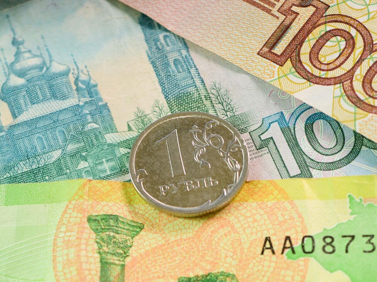    Монета номиналом один рубль и банкноты номиналом 100, 200 и 1000 рублей© РИА Новости . Владимир Трефилов
