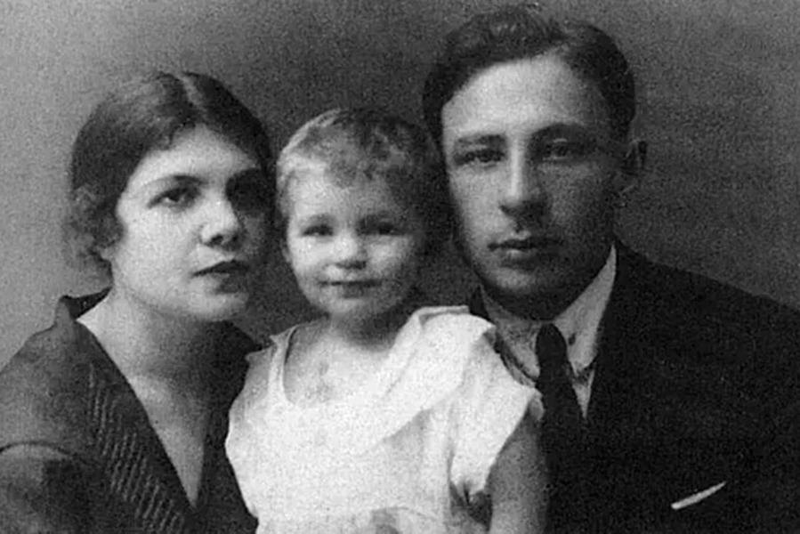 Зоя Богуславская с родителями в детстве из личного архива