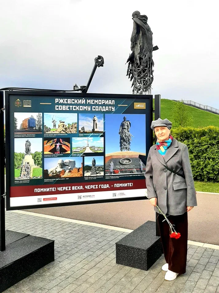 У входа в мемориал
