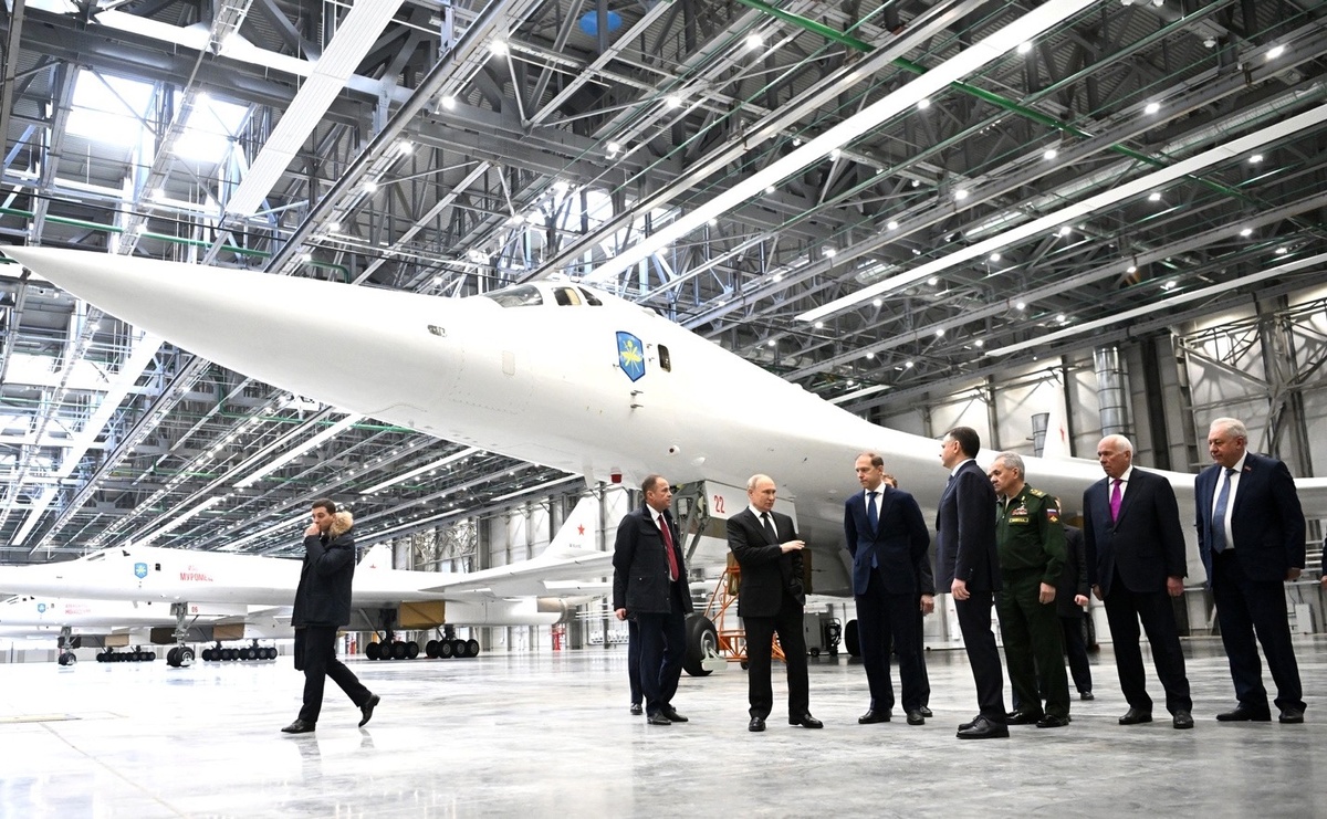 Владимир Путин во время посещения предприятия в 2025 году. Источник: kremlin.ru