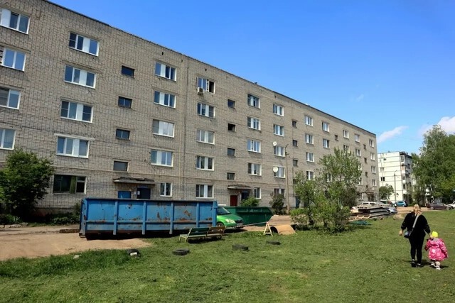 В ржевском доме, пострадавшем от БПЛА, заменили первые 59 оконных блоков